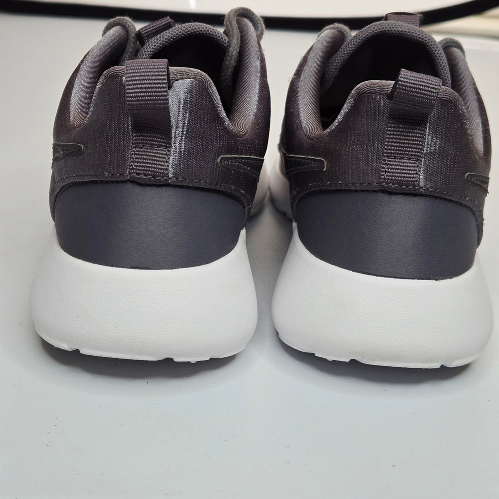 Nike Women Roshe One Premium Gunsmoke Grey Platinum Sneakers 833928-006 Sz 6.5 - Picture 7 of 9